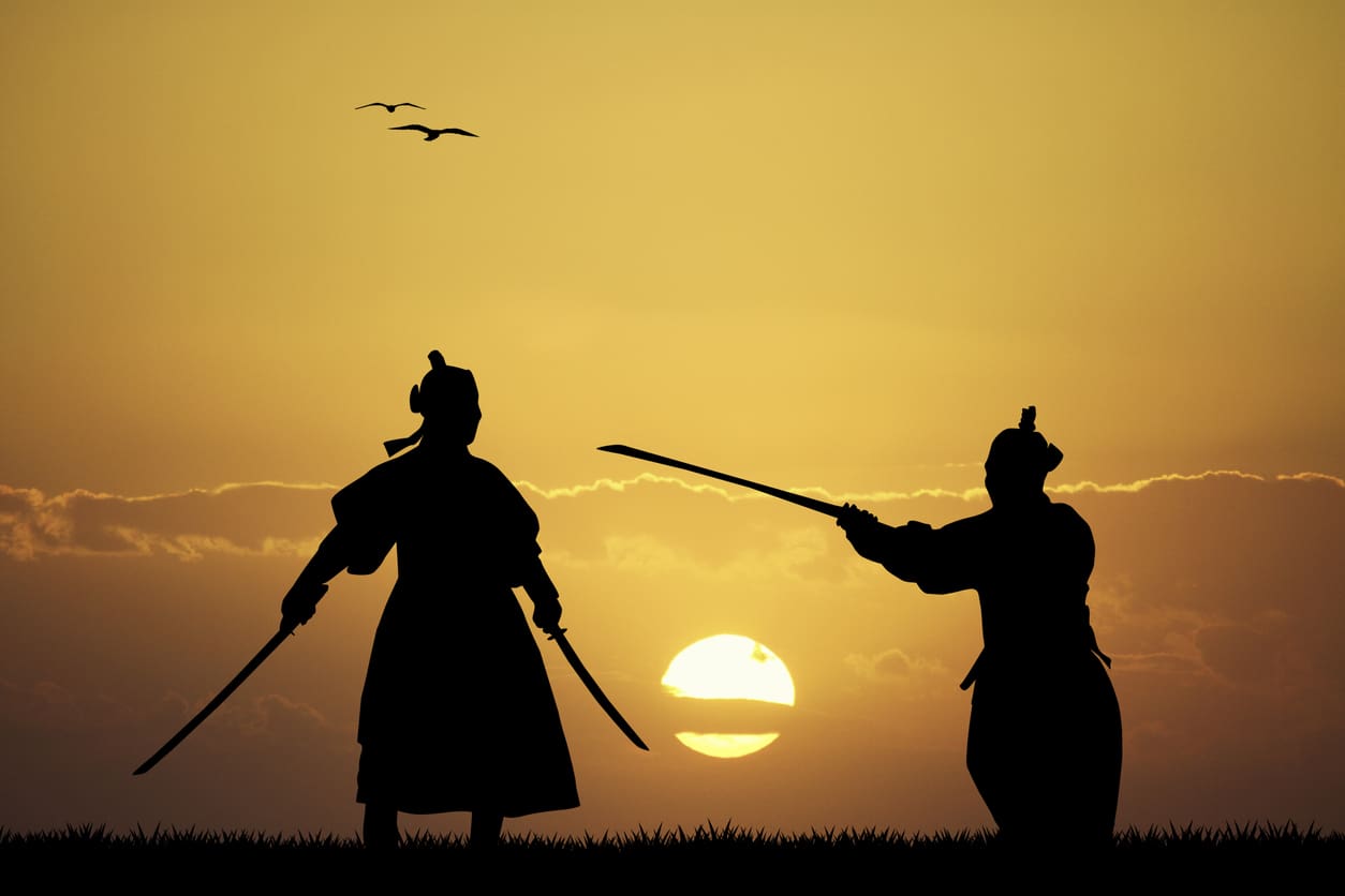 Two silhouetted samurais facing each other with katanas drawn, stand on a grassy field at sunset. The sky is golden yellow with the sun low on the horizon, and three birds fly in the distance, as if illustrating a scene from "The Art of War.